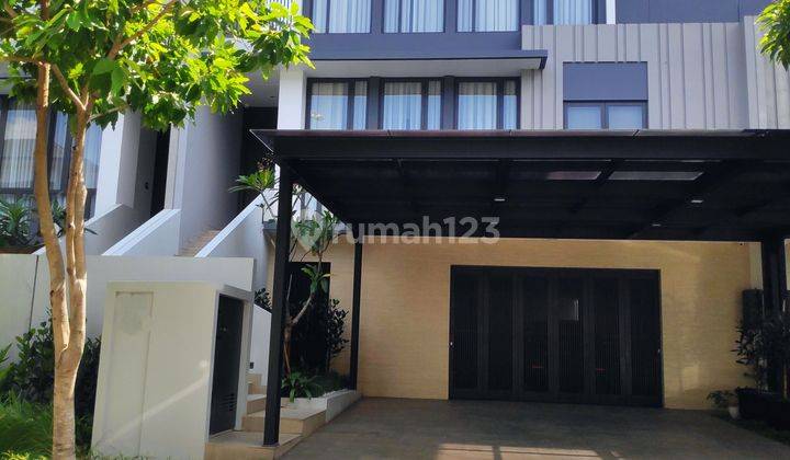 Dijual Rumah 3 Lantai Bagus SHM Hadap Utara di Navapark 1