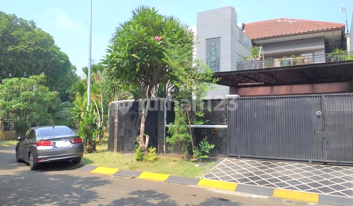 Rumah 2 Lantai Dengan Kolam Renang Di Puspita Loka Bsd
