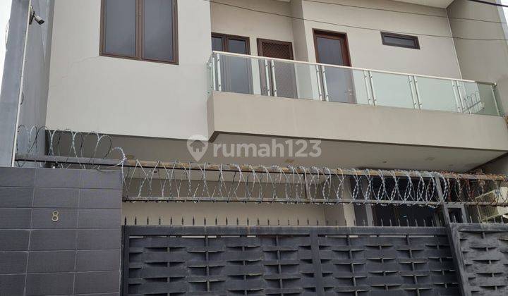 Dijual Rumah Mewah 3 Lantai di Jakarta Pusat  2