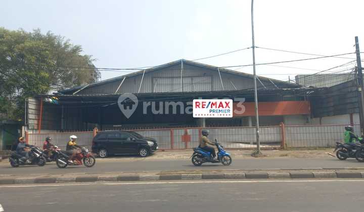 Strategic Warehouse for Rent by the Main Road in Cakung, East Jakarta