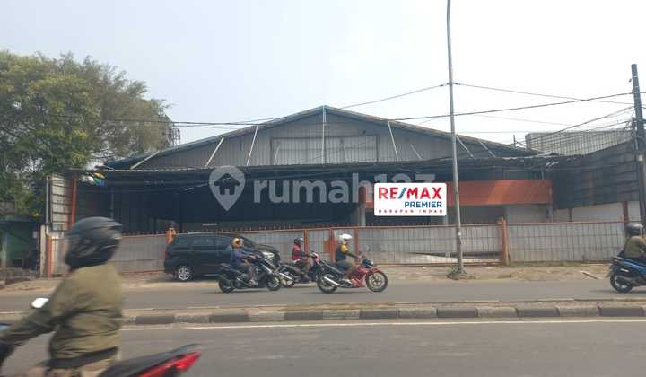 Strategic Warehouse for Rent by the Main Road in Cakung, East Jakarta