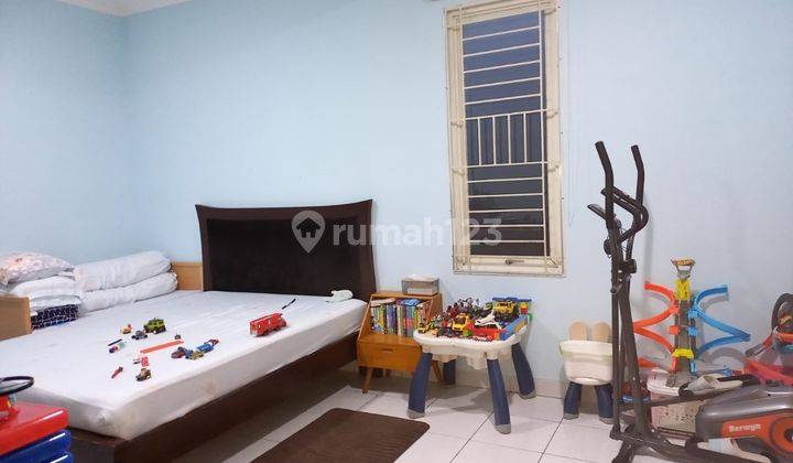 kamar tidur rumah di interkota indah cengkareng,