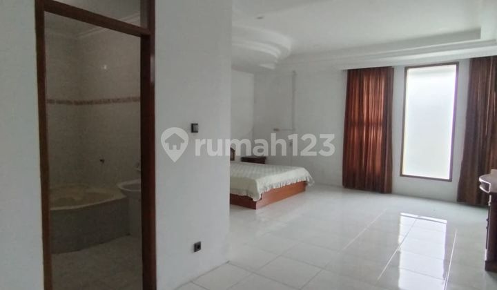 Spacious Comfortable House in Hegarmanah Area, Suitable for Office, Close to Parahyangan University Campus. 2