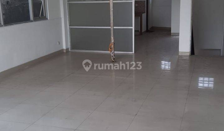 Disewakan Ruko Rendeng di Jl Cihampelas  2