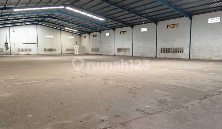 Clean Spacious 1371 M2 Warehouse in Warehouse Complex Near Moch. Toha Toll Road