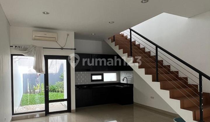 Disewakan Rumah Baru Bagus Daerah Surya Sumantri 1