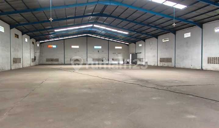Clean Spacious 1371 M2 Warehouse in Warehouse Complex Near Moch. Toha Toll Road