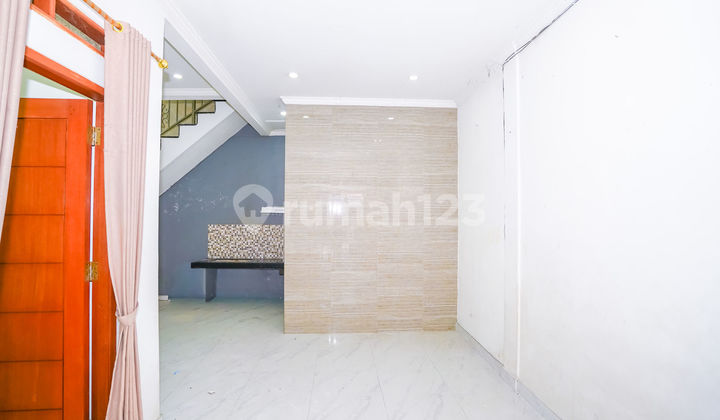 Well-Maintained House 3 Minutes to Citra Medika Hospital Depok 3 Bedrooms Facing South J39942 2