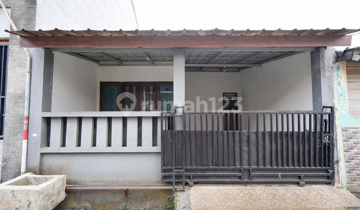 House Eligible for Mortgage 10 Minutes to East Bekasi Station Flood-Free J31070