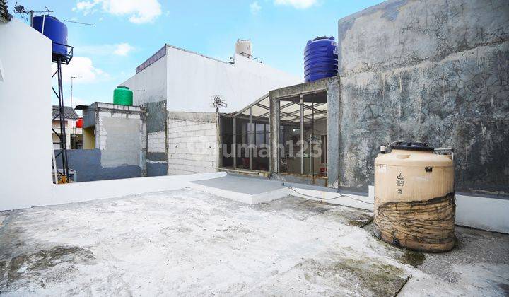 Rumah 2 Lantai Bagus Furnished SHM di Sukatani, Depok 5
