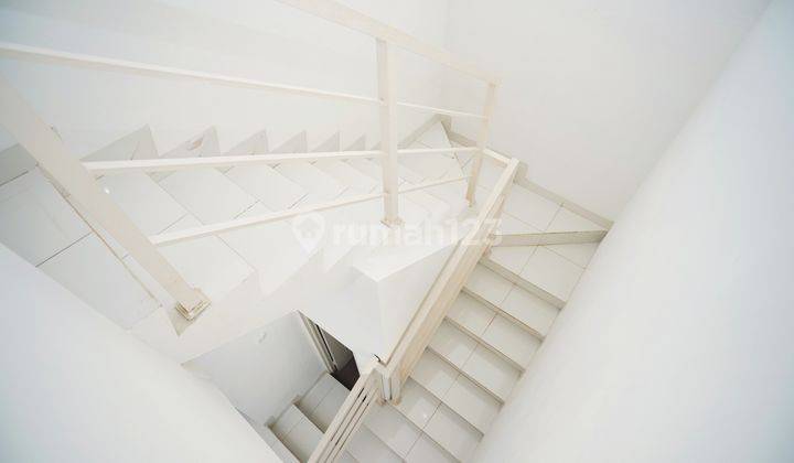 Rumah 2 Lantai Bagus Furnished SHM di Sukatani, Depok 17