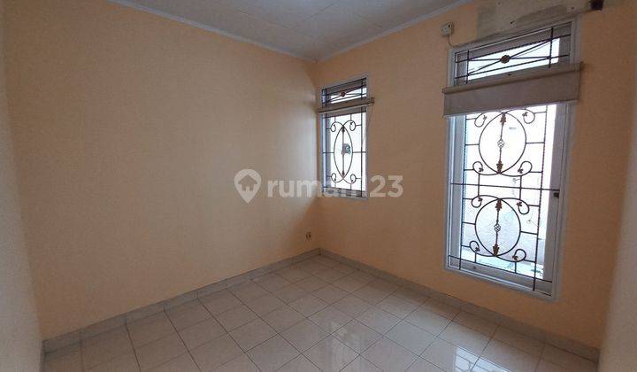 Rumah Strategis Semi Furnished 8 Mnt ke Universitas Terbuka Tangsel J25490 2