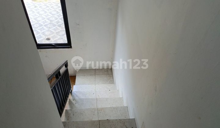 Rumah 2 Lantai SHM 15 Menit ke Mall Paradise Walk Serpong Siap Huni J33774 2