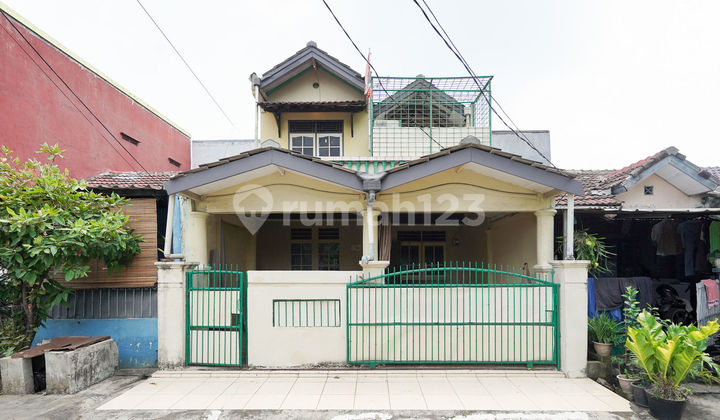 Ready-to-Occupy House, 9 Minutes to Kartika Husada 2 Hospital, 2 Floors, Flood-Free J38759