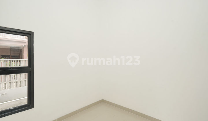Rumah Hadap Utara 14 Menit ke Summarecon Mall Bekasi SHM Siap KPR J-39394 2