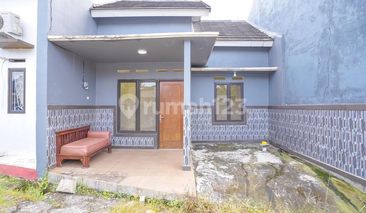 Well-Maintained SHM House 14 Minutes to Bhakti Yudha Hospital Depok, Eligible for Mortgage J32942 Well-Maintained SHM House 14 Minutes to Bhakti Yudha Hospital Depok, Eligible for Mortgage J32942