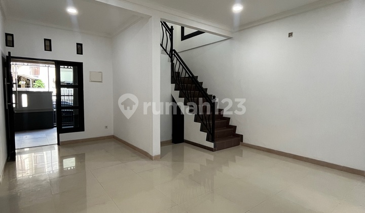 Rumah Cantik Siap Huni Lokasi Strategis di Villa Melati Mas