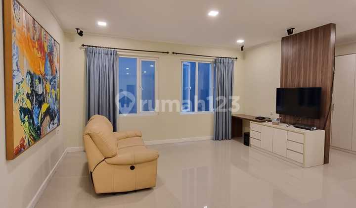 Rumah modern di lokasi super strategis bisa buat kantor.  1