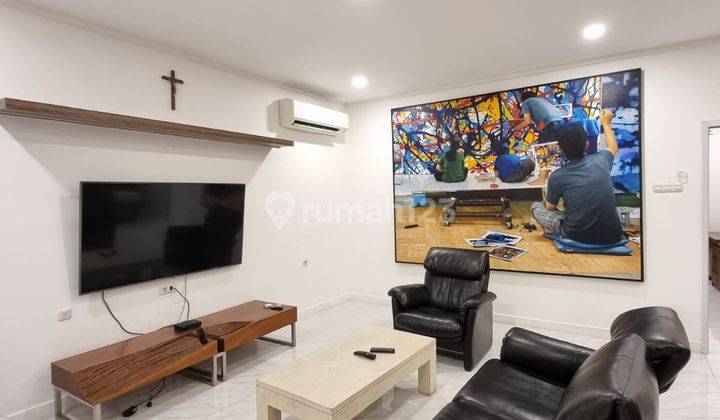 Rumah modern di lokasi super strategis bisa buat kantor.  3