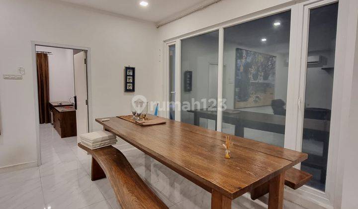 Rumah modern di lokasi super strategis bisa buat kantor.  5