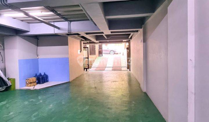 Rumah modern di lokasi super strategis bisa buat kantor.  8