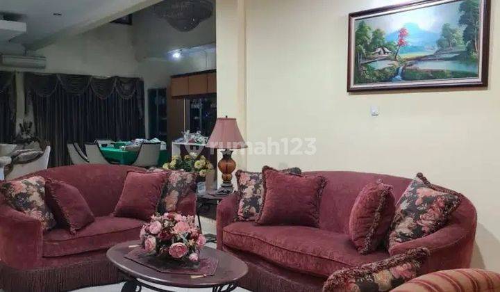 Rumah Dijual Ada Kolam Renang Dan Siap Huni di Menteng 2