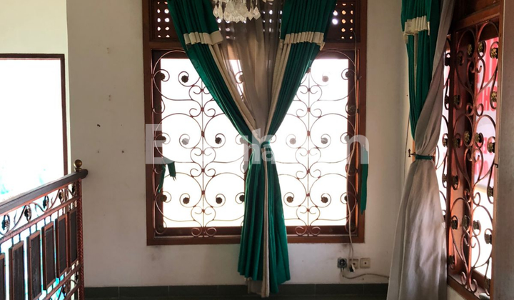 Jimbaran, Dua Lantai, Posisi Hook, di Jalan Utama