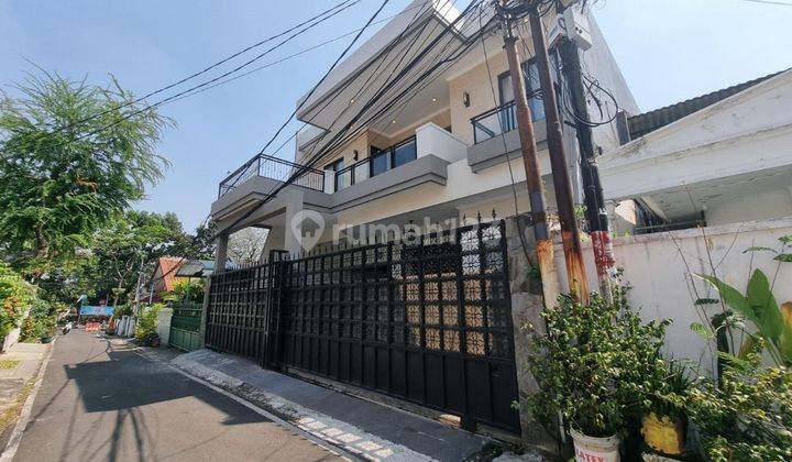 #DISEWAKAN RUMAH  DI JL.CIOMAS AREA SENOPATI KEBAYORAN BARU JAKARTA SELATAN#
 1