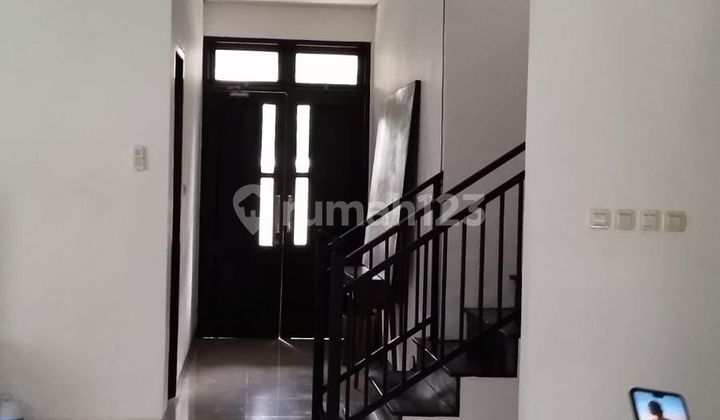 Strategic Location, Ready-to-Occupy House for Rent in Kemang, South Jakarta 2