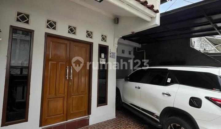Minimalist Beautiful House near Asem Baris Kebon Baru Tebet, Accessible for 1 Car