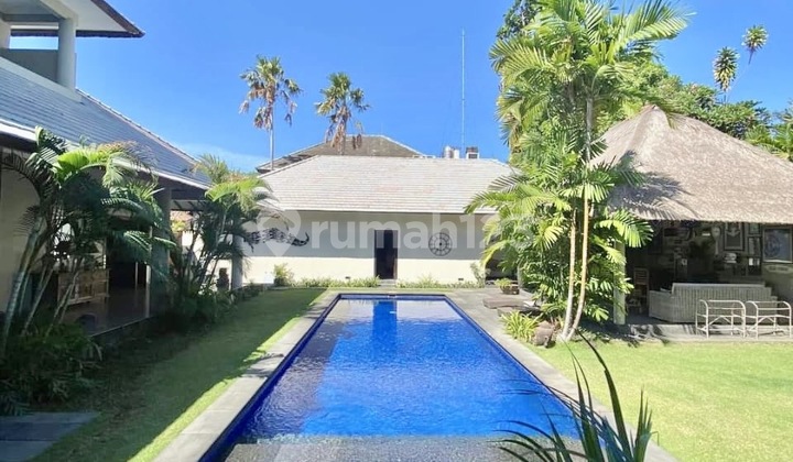 Villa Luas Dan Modern Siap Huni Dekat Dengan Pantai Di Sanur