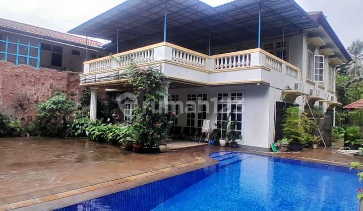 Jl. Duta Indah I Main House Building Has a Small Swimming Pool