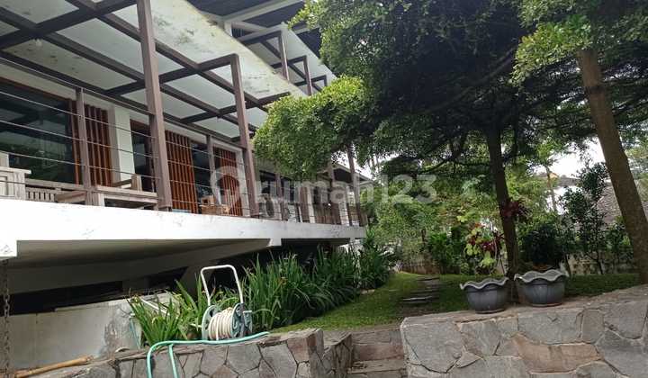 rumah mewah asri 3 lantai di Budisari Hegarmanah