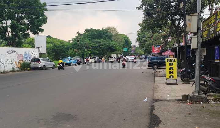 Business House used as a running pharmacy on Jakarta Canal main road 2