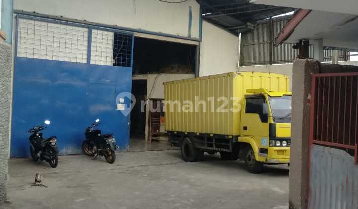 The snack food warehouse on Jl Buniayu Cipatat is still operating. The snack food warehouse on Jl Buniayu Cipatat is still operating.
