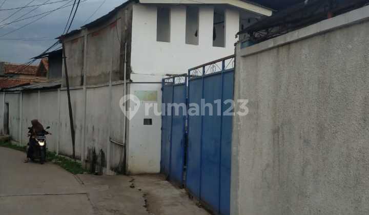 The snack food warehouse on Jl Buniayu Cipatat is still operating. The snack food warehouse on Jl Buniayu Cipatat is still operating.