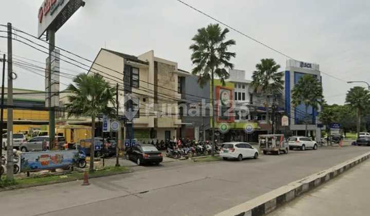 A 3-story building suitable for commercial business in Batununggal Indah