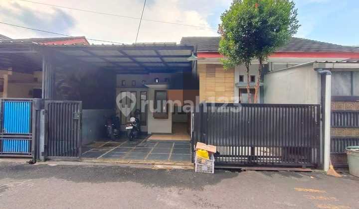 Well-maintained house for sale, ready to occupy in Riung Bandung Gede Bage. Well-maintained house for sale, ready to occupy in Riung Bandung Gede Bage.