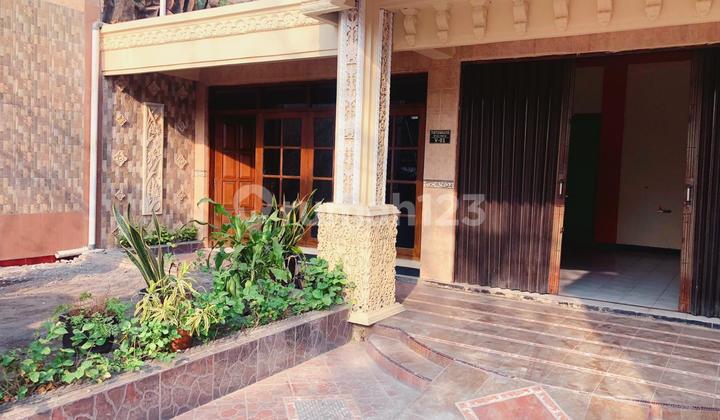 Strategic 2-Story Building by the Main Road Strategic 2-Story Building by the Main Road