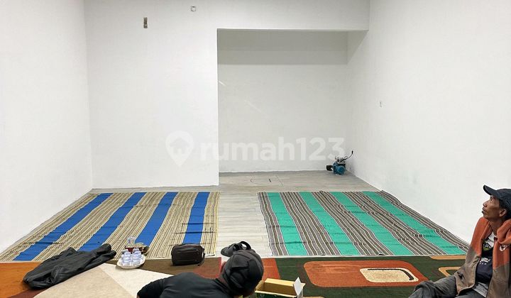 Ready-to-Operate Strategic Location by Main Road Ready-to-Operate Strategic Location by Main Road