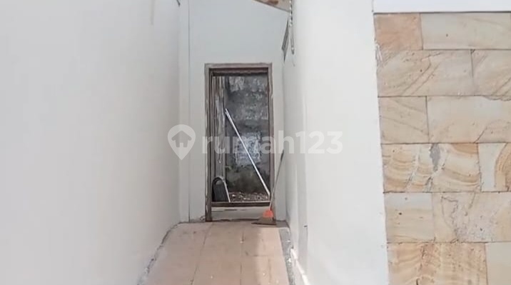 Rumah dengan Bangunan Bagus Siap Huni Lingkungan Nyaman Tenang Dekat Bukit Semarang Baru 2