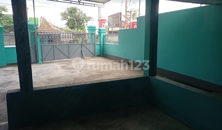 Spacious Building Many Parking Spaces Strategic Location