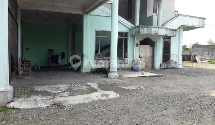 Strategic Location by the Side of a Wide Main Road