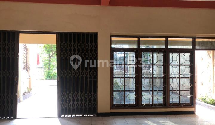 Strategic 2-Story Building by the Main Road Strategic 2-Story Building by the Main Road