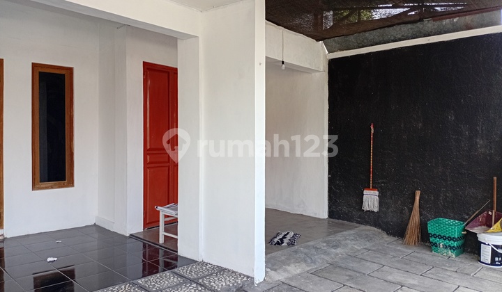 Ready-to-Occupy House by the Main Road Suitable for Business or Office