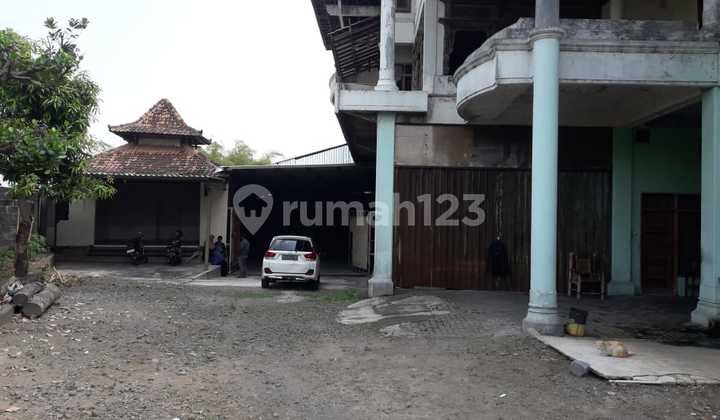 Strategic Location by the Side of a Wide Main Road