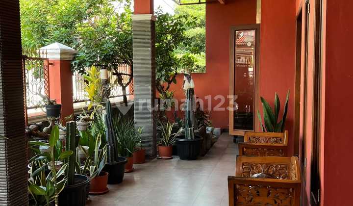Rumah Bangunan Bagus Siap Huni Semi Furnished Ditengah Kota
