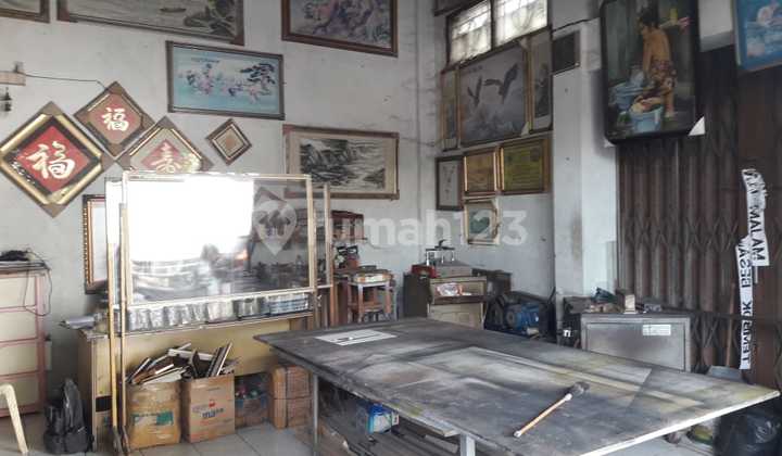 Strategic Location by the Busy Main Road, Ideal for Business or Office 2