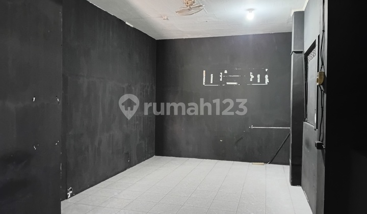 Shop House for Rent, Strategically Located by the Main Road in Berbah. 2