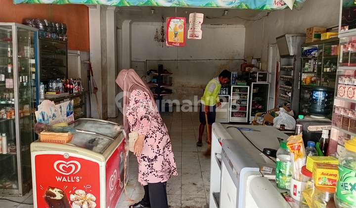 Ready-to-Use Shop House in a Strategic Location by the Main Road Ready-to-Use Shop House in a Strategic Location by the Main Road